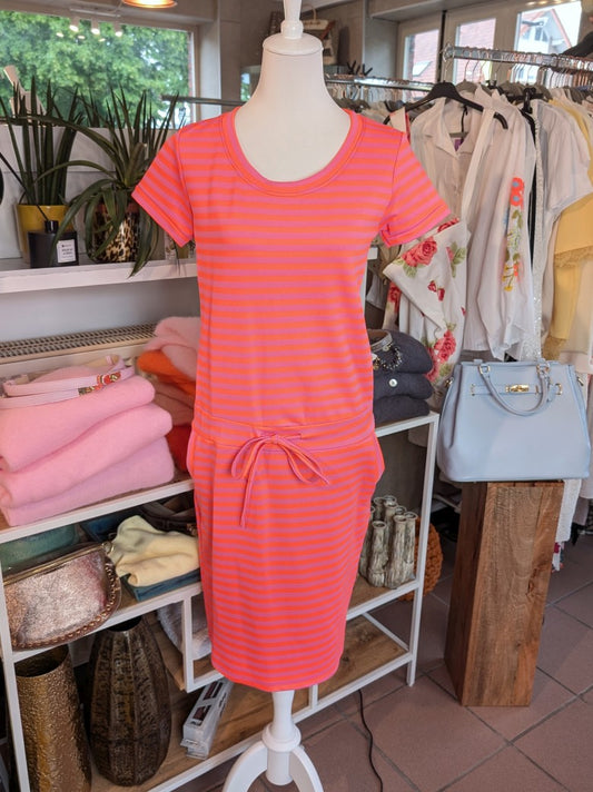 Bring' Farbe ins Spiel mit unserem wunderschönen Sweatshirtstoff Midi Kurzarm Kleid mit feinen Streifen in Neon Orange Pink. Must-Have für den Kleiderschrank!