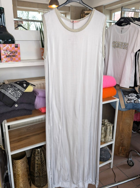 Elegantes ärmelloses Satin-Seide-Kleid in strahlendem Silber – die perfekte Wahl für besondere Anlässe. Von der Cocktailparty bis zum festlichen Dinner!
