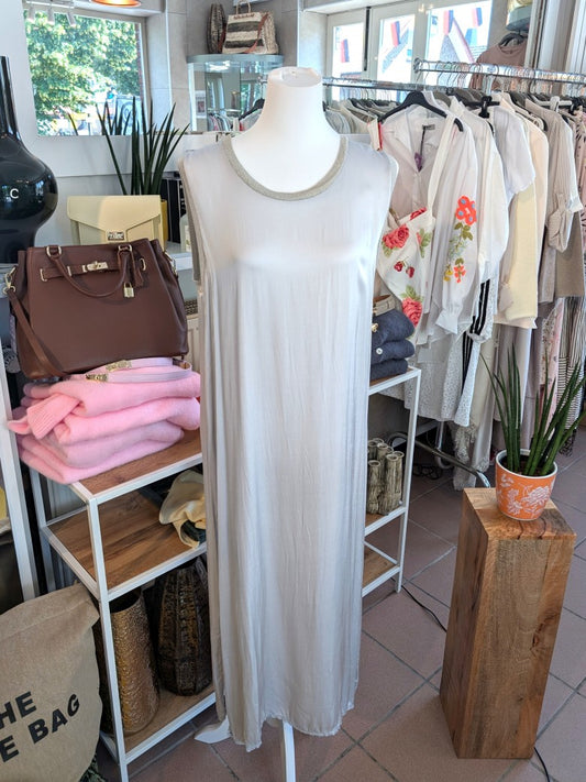 Elegantes ärmelloses Satin-Seide-Kleid in strahlendem Silber – die perfekte Wahl für besondere Anlässe. Von der Cocktailparty bis zum festlichen Dinner!