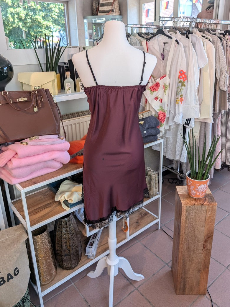 Das asymmetrische Kleid aus seidenmattem Satin kombiniert Rot mit schwarzer Spitze und weichem Innenfutter für höchsten Tragekomfort - wirkt ideal über Jeans!
