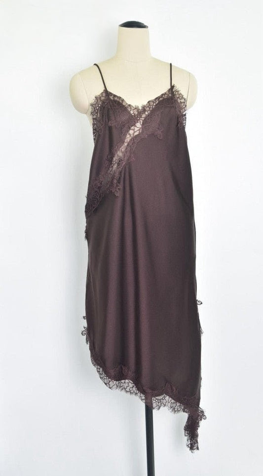 Das asymmetrische Kleid aus seidenmattem Satin in Coffee Braun kombiniert zarte Spitze und weiches Innenfutter für höchsten Tragekomfort- wirkt ideal über Jeans!