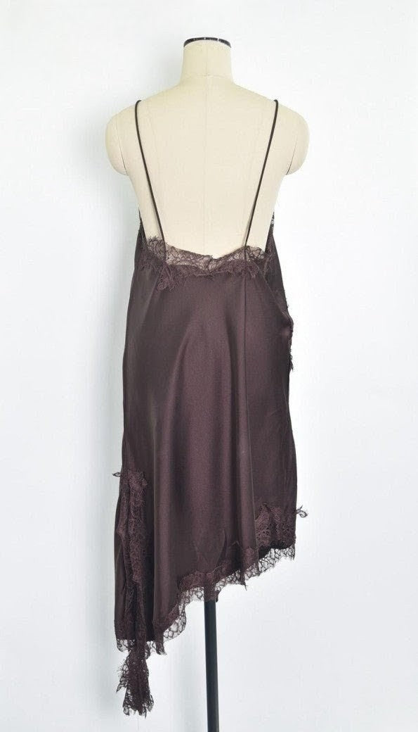 Das asymmetrische Kleid aus seidenmattem Satin in Coffee Braun kombiniert zarte Spitze und weiches Innenfutter für höchsten Tragekomfort- wirkt ideal über Jeans!