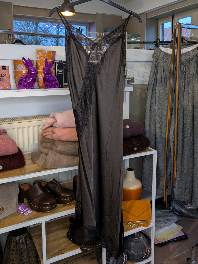 Das asymmetrische Kleid aus seidenmattem Satin kombiniert Rot mit schwarzer Spitze und weichem Innenfutter für höchsten Tragekomfort - wirkt ideal über Jeans!