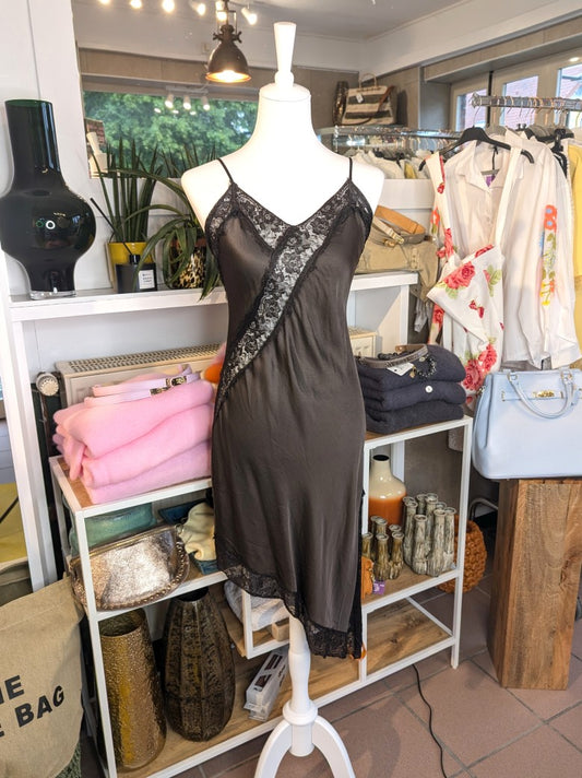 Das asymmetrische Kleid aus seidenmattem Satin kombiniert Rot mit schwarzer Spitze und weichem Innenfutter für höchsten Tragekomfort - wirkt ideal über Jeans!