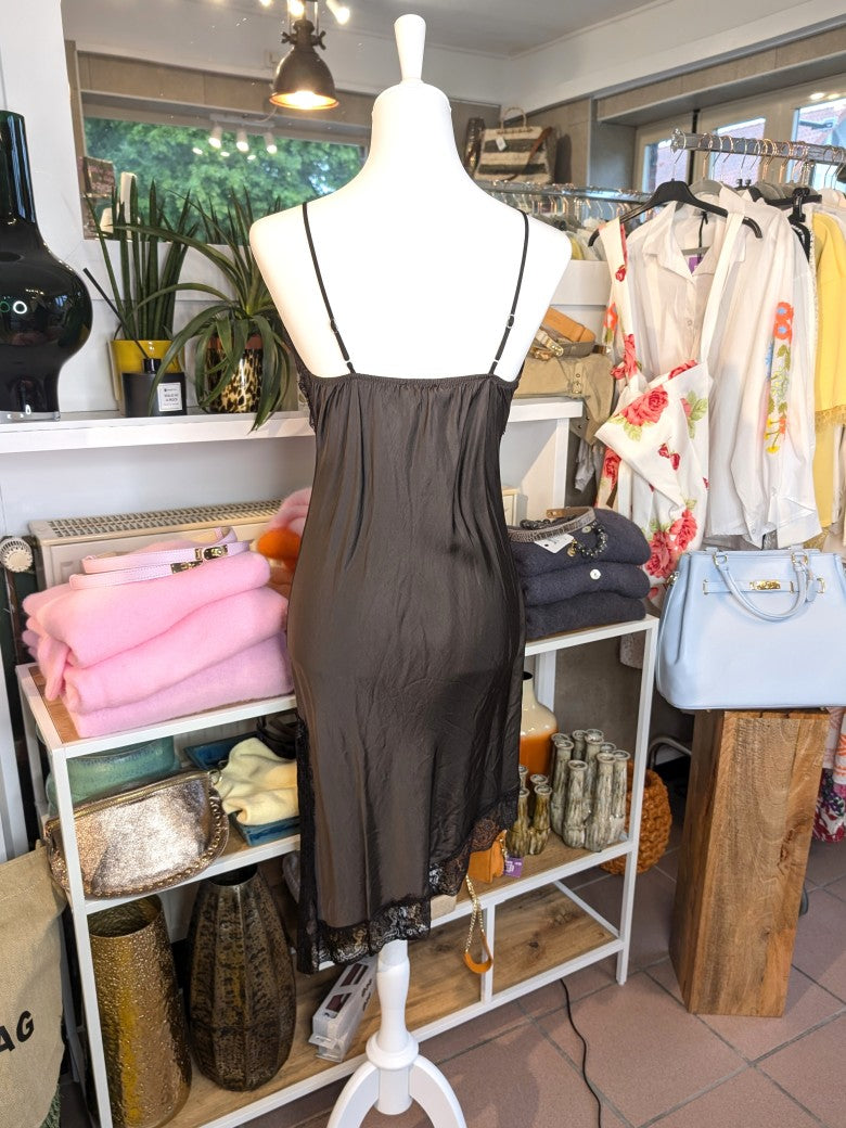 Das asymmetrische Kleid aus seidenmattem Satin kombiniert Rot mit schwarzer Spitze und weichem Innenfutter für höchsten Tragekomfort - wirkt ideal über Jeans!