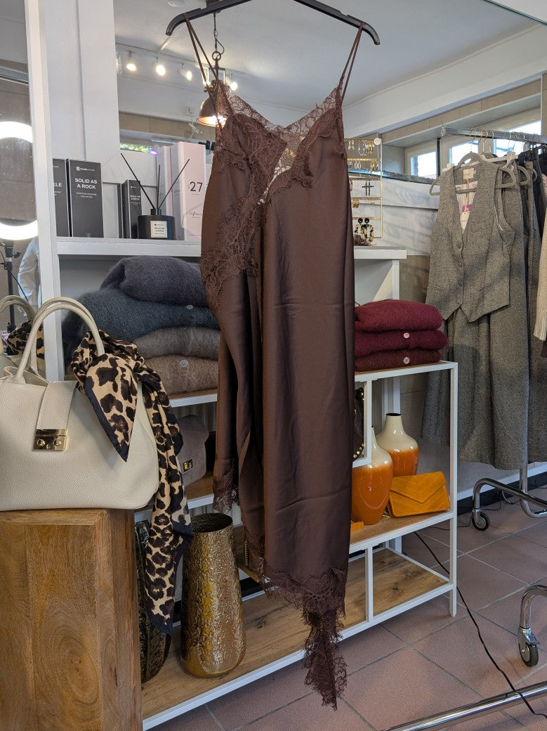 Das asymmetrische Kleid aus seidenmattem Satin in Coffee Braun kombiniert zarte Spitze und weiches Innenfutter für höchsten Tragekomfort- wirkt ideal über Jeans!