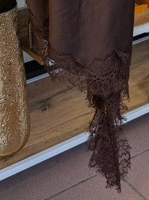 Das asymmetrische Kleid aus seidenmattem Satin in Coffee Braun kombiniert zarte Spitze und weiches Innenfutter für höchsten Tragekomfort- wirkt ideal über Jeans!