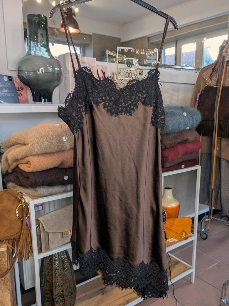 Das asymmetrische Kleid aus seidenmattem Satin kombiniert Braun mit schwarzer Spitze und weichem Innenfutter für höchsten Tragekomfort - wirkt ideal über Jeans!