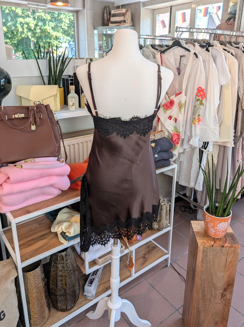Das asymmetrische Kleid aus seidenmattem Satin kombiniert Braun mit schwarzer Spitze und weichem Innenfutter für höchsten Tragekomfort - wirkt ideal über Jeans!