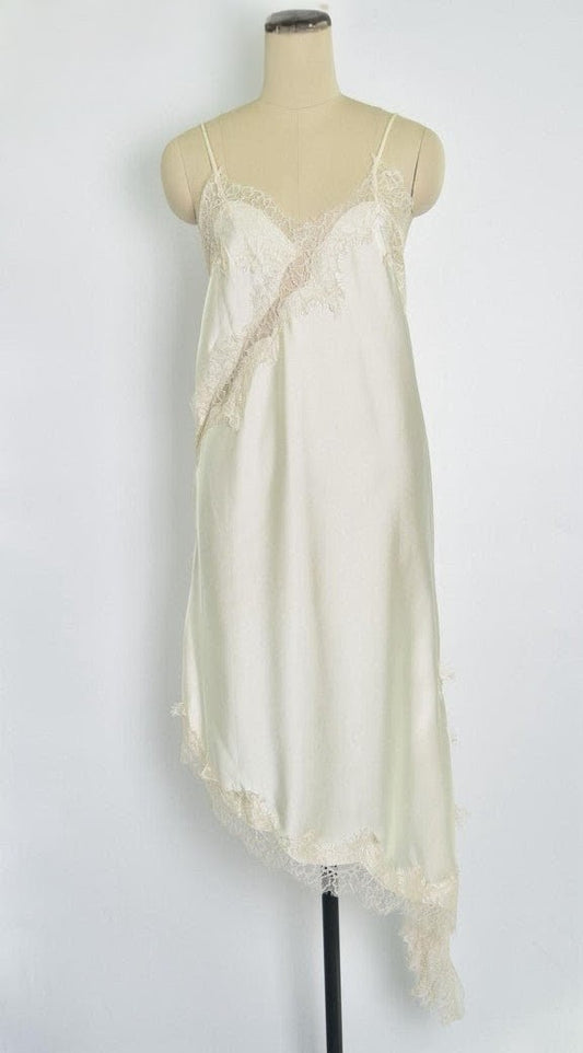 Das asymmetrische Kleid aus seidenmattem Satin in Creme kombiniert zarte Spitze und weiches Innenfutter für höchsten Tragekomfort - wirkt ideal über Jeans/Pants!