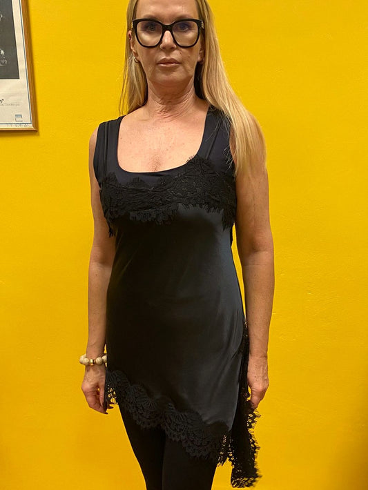 Das asymmetrische Kleid aus seidenmattem Satin in Schwarz kombiniert zarte Spitze und weiches Innenfutter für höchsten Tragekomfort - wirkt ideal über Jeans!