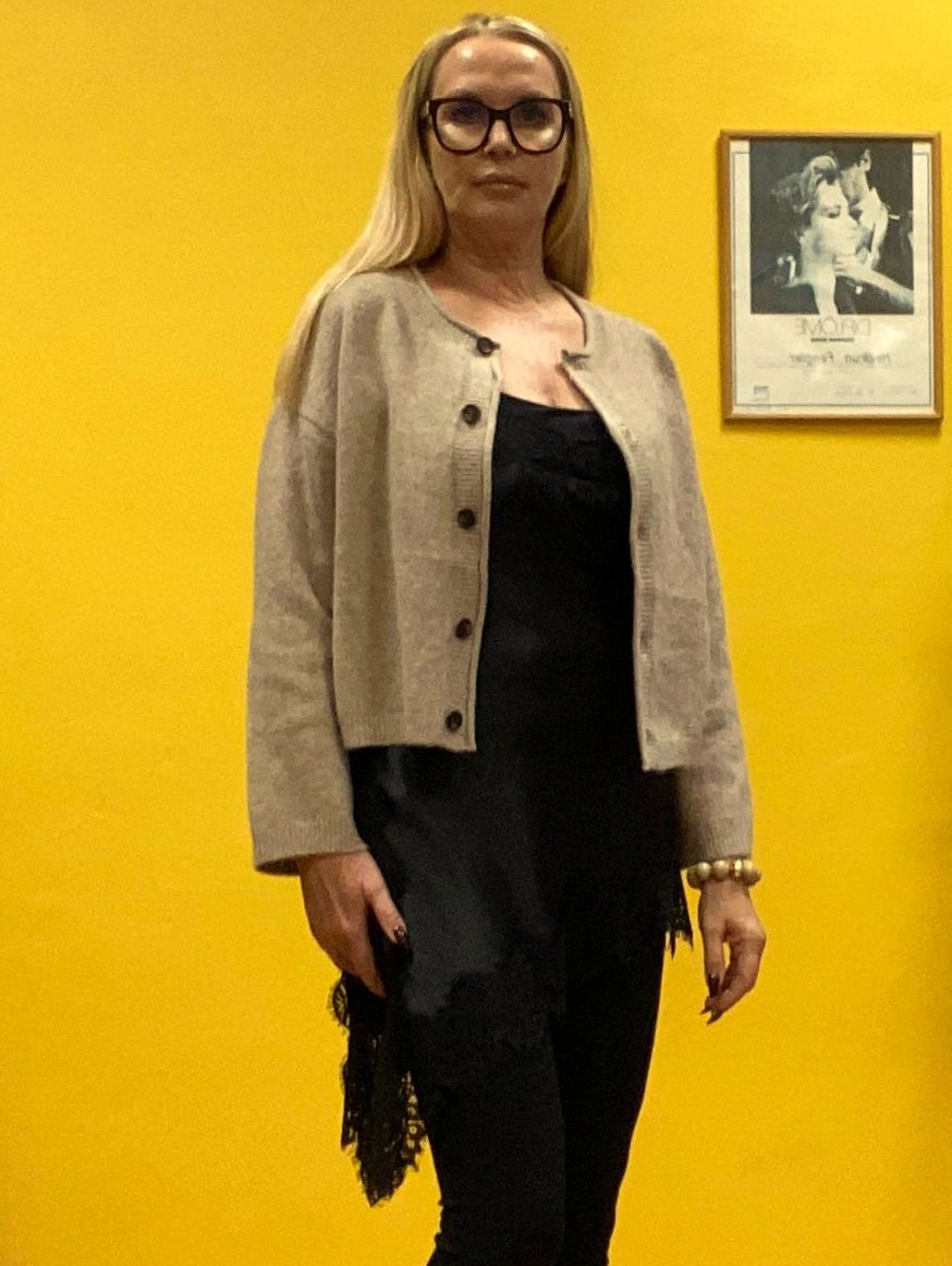 Das asymmetrische Kleid aus seidenmattem Satin in Schwarz kombiniert zarte Spitze und weiches Innenfutter für höchsten Tragekomfort - wirkt ideal über Jeans!