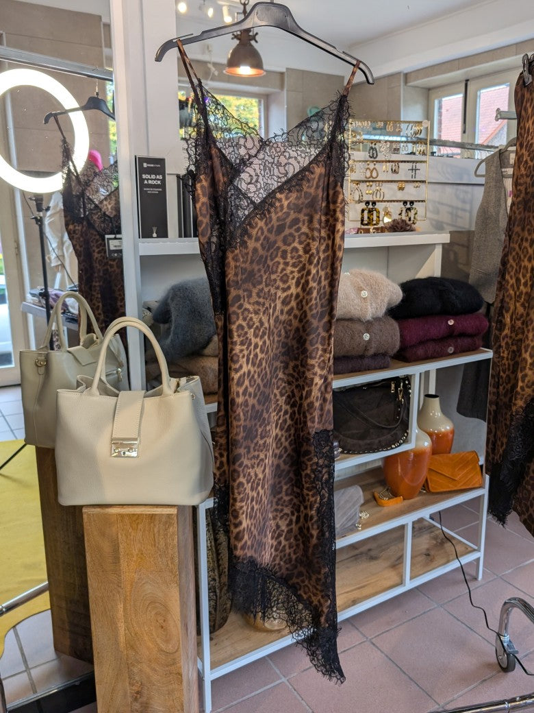 Das Kleid aus seidenmattem Viskose Satin in Leo Coffee Braun Gold mit zarter schwarzer Spitze besticht durch femininen fließenden asymmetrische Schnitt! LUMINA