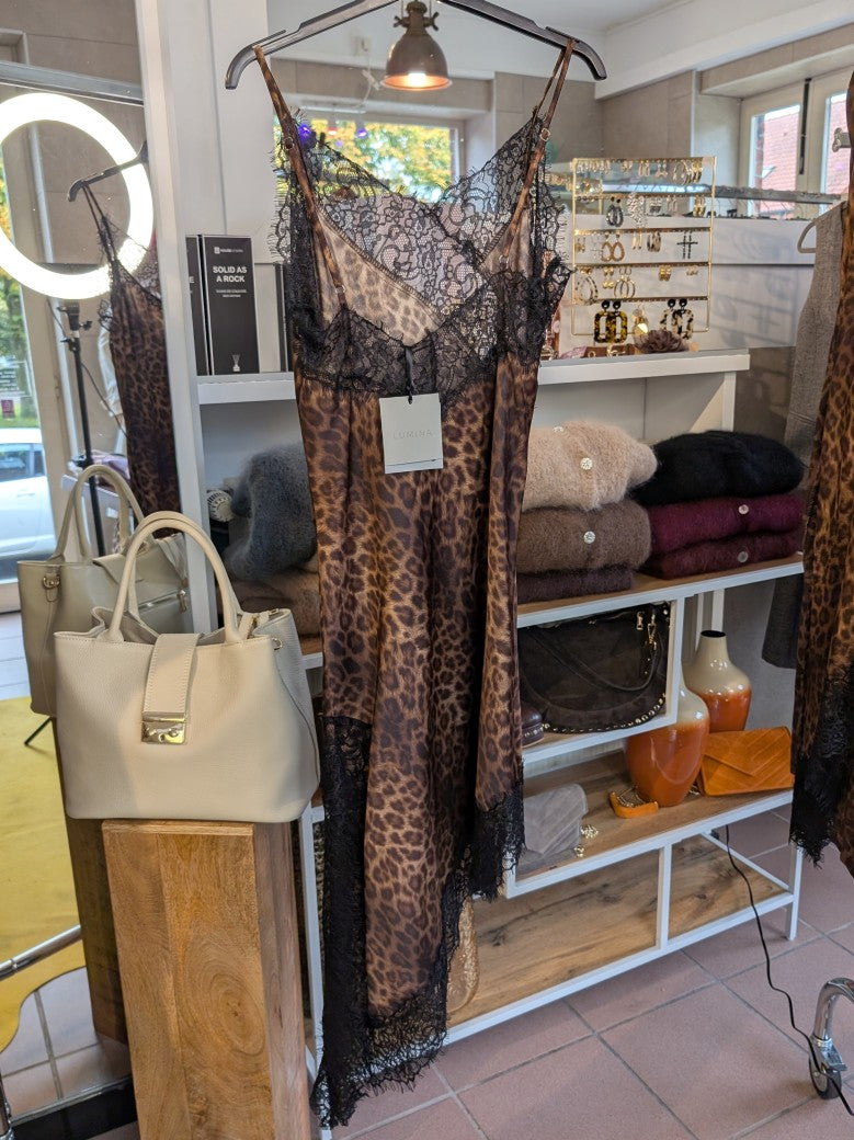 Das Kleid aus seidenmattem Viskose Satin in Leo Coffee Braun Gold mit zarter schwarzer Spitze besticht durch femininen fließenden asymmetrische Schnitt! LUMINA