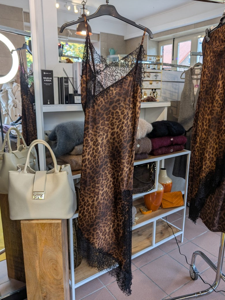 Das Kleid aus seidenmattem Viskose Satin in Leo Coffee Braun Gold mit zarter schwarzer Spitze besticht durch femininen fließenden asymmetrische Schnitt! LUMINA