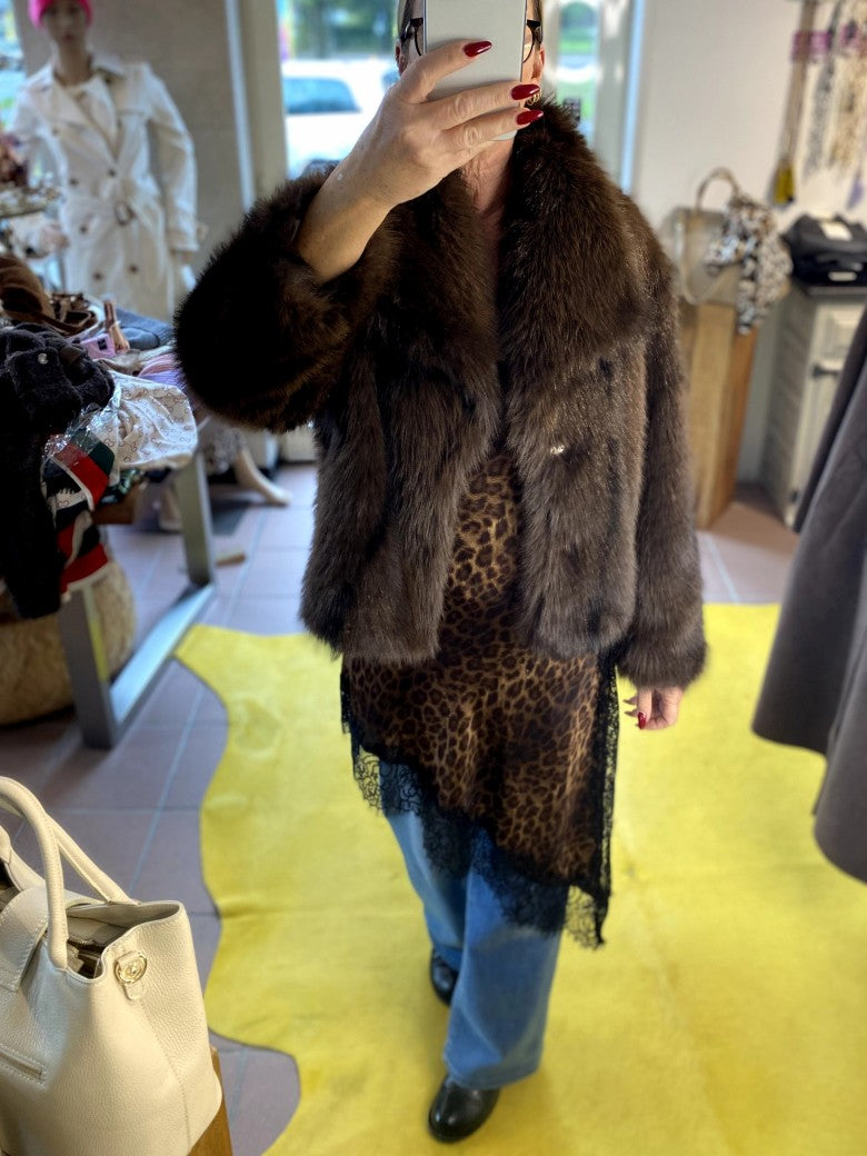 Das Kleid aus seidenmattem Viskose Satin in Leo Coffee Braun Gold mit zarter schwarzer Spitze besticht durch femininen fließenden asymmetrische Schnitt! LUMINA