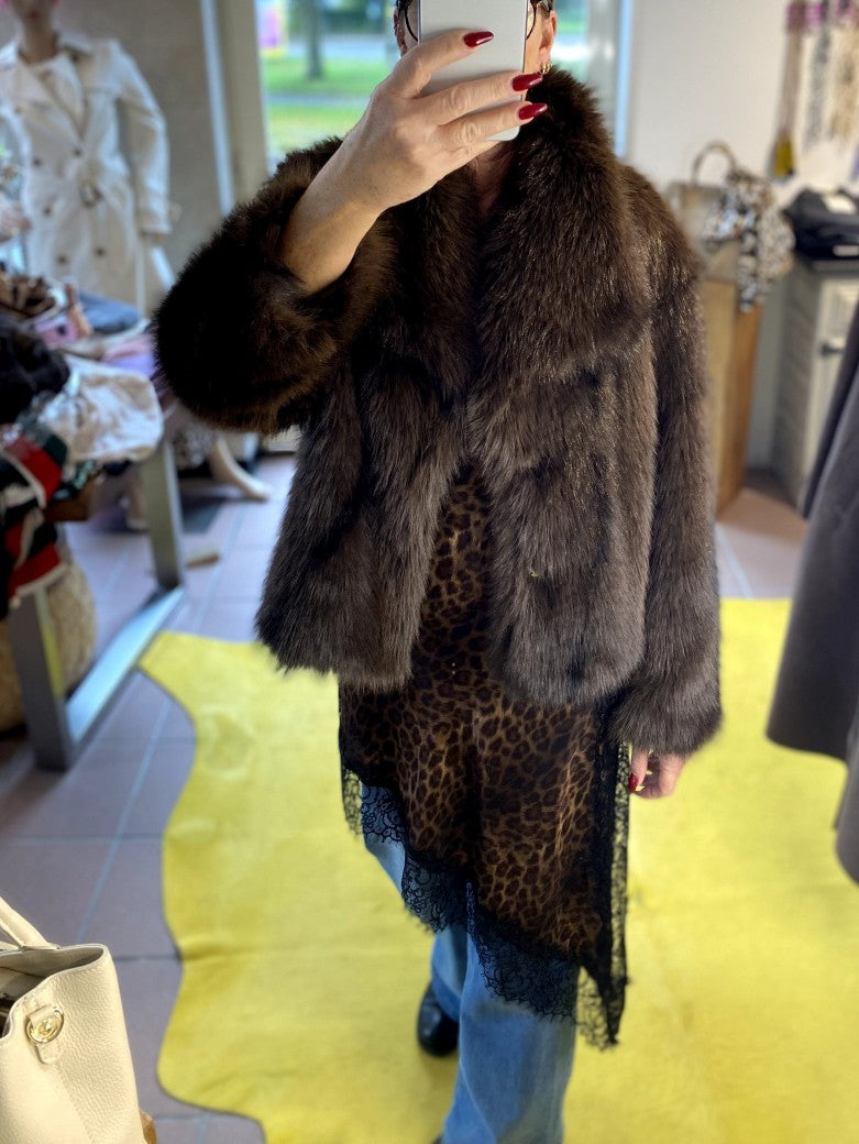 Das Kleid aus seidenmattem Viskose Satin in Leo Coffee Braun Gold mit zarter schwarzer Spitze besticht durch femininen fließenden asymmetrische Schnitt! LUMINA