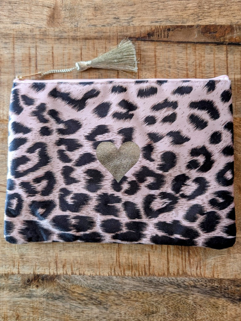 Begeistere dich mit unserer Kosmetiktasche Kulturtasche mit hellrosa Leo Muster und einem Herz in Rosa. Sei immer stilvoll und gut organisiert!