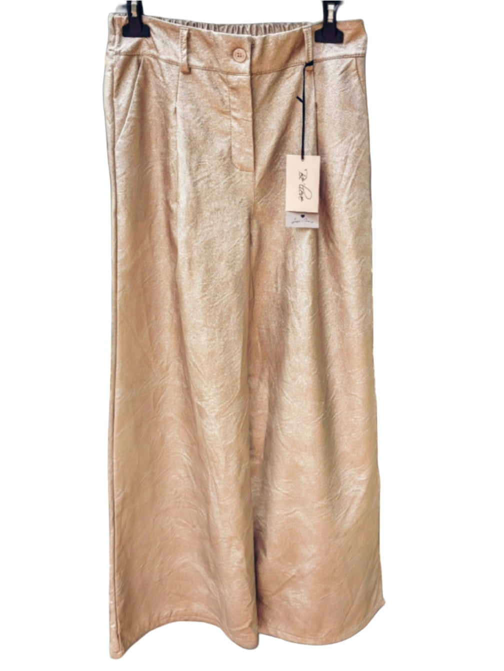 Die trendige Wide Leg Kunstlederhose in Gold Champagner bietet auffälligen Look und hohen Tragekomfort - modisches Statement für stilvoll glamouröse Akzente!