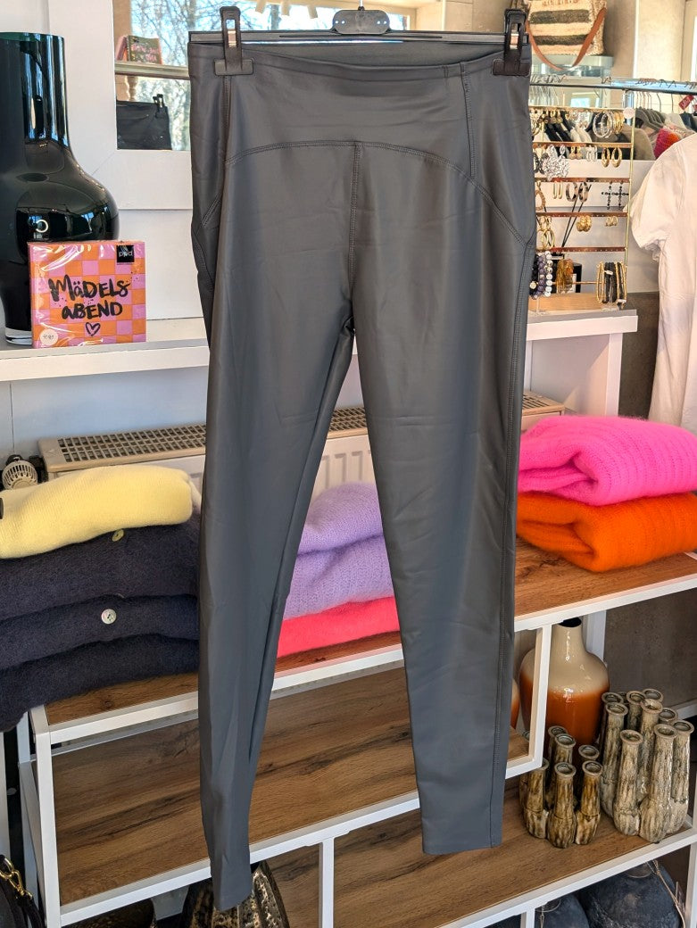 Leder Leggings (dünner) in Grau. indestens 1 Größe größer bestellen, 100% Polyurethana außen