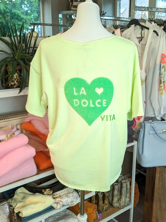 Hochwertiges mintgrünes Sweatshirt mit kurzen Ärmeln aus Baumwolle. Highlight: Eleganter Backprint mit "La Dolce Vita" Schriftzug und Herzmotiv in Flock-Optik!