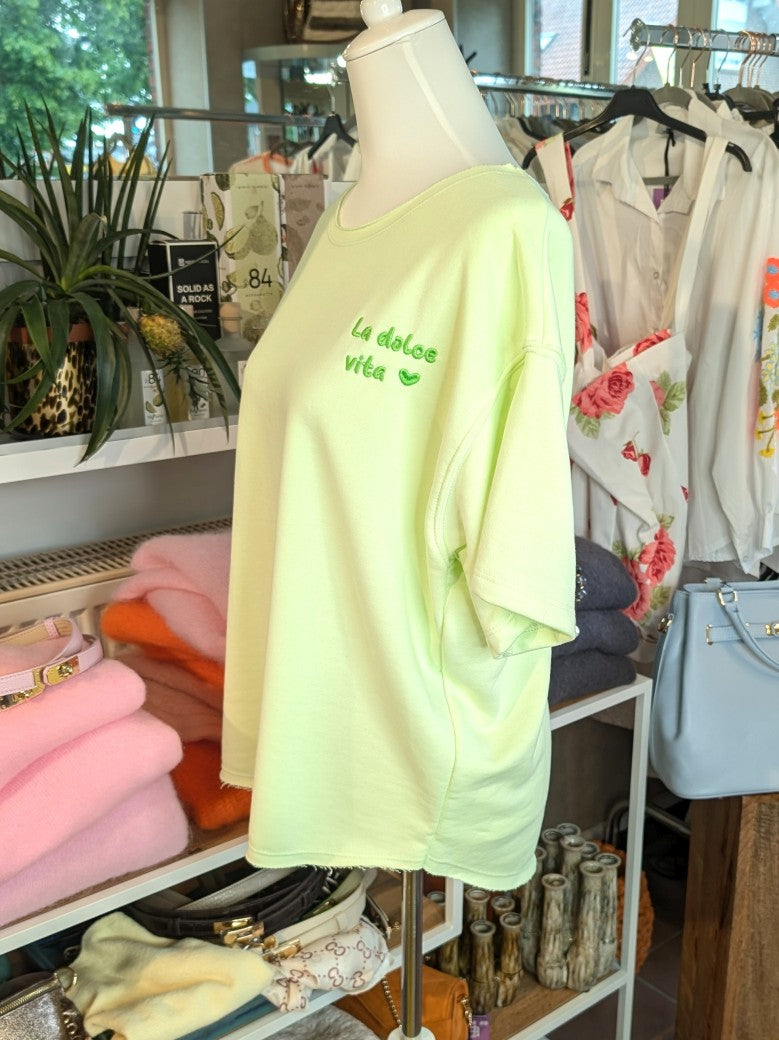Hochwertiges mintgrünes Sweatshirt mit kurzen Ärmeln aus Baumwolle. Highlight: Eleganter Backprint mit "La Dolce Vita" Schriftzug und Herzmotiv in Flock-Optik!