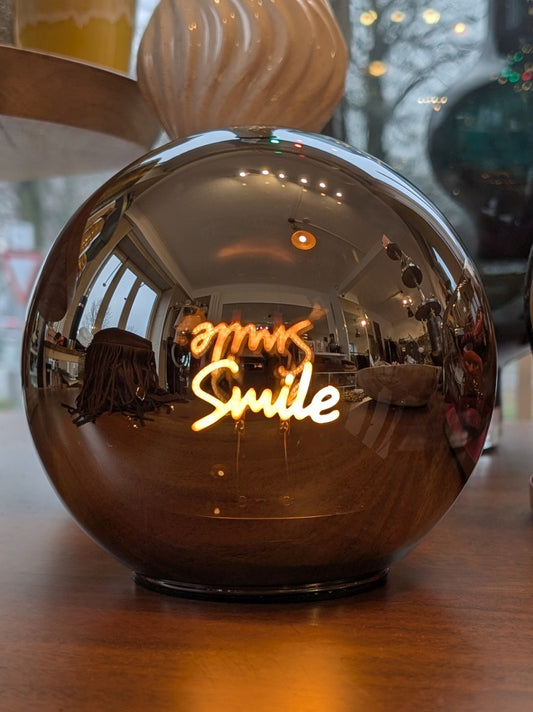 Elegante LED Glaskugel Smile - stimmungsvolles Deko-Highlight für dein Zuhause mit  Ø15cm und warmem Bernstein-Braun. Gemütliche Atmosphäre in jedem Raum!