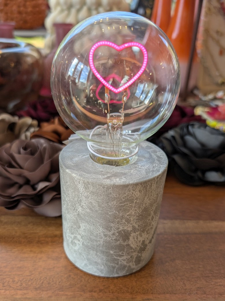 Die LED Leuchte Herz in lebendigem Pink bringt liebevolle Stimmung in jedes Zimmer. Der elegante Standfuß in Betonoptik kombiniert modernes Design mit robustem Halt. Betrieb mit AAA-Batterien ermöglicht flexiblen Einsatz ohne Kabelchaos. Ideal als dekoratives Highlight für Zuhause oder besondere Anlässe.