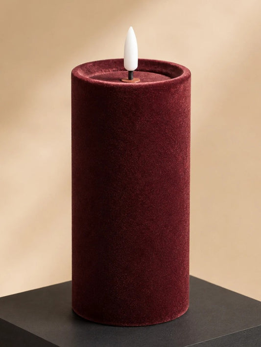 Elegante LED-Samtkerze warmweiß in Antik Rot mit realistischer Flammenoptik. Hochwertige Verarbeitung für samtig gemütliche Atmosphäre ohne Brandrisiko.