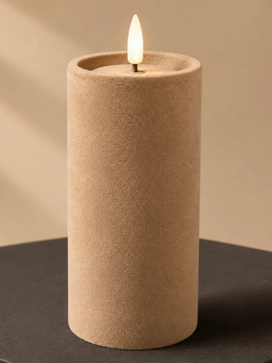 Elegante LED-Samtkerze warmweiß in Taupe mit realistischer Flammenoptik. Hochwertige Verarbeitung für samtig gemütliche Atmosphäre ohne Brandrisiko.
