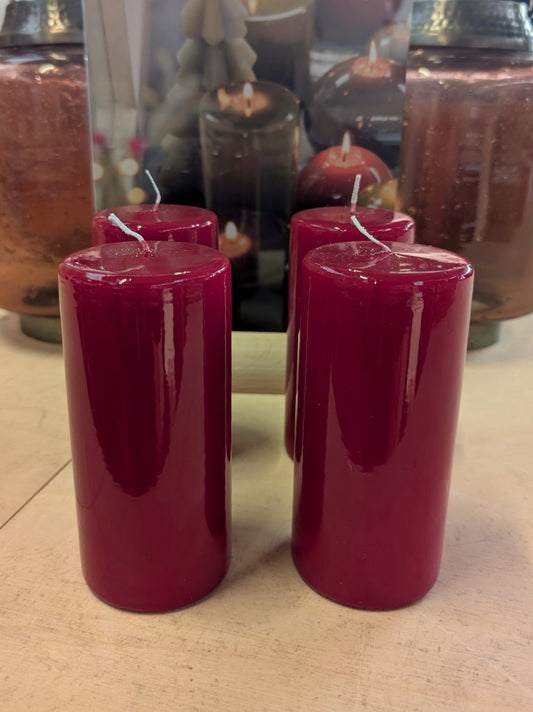 Elegante Hochglanz Stumpenkerze in klassischer Kugelform in Rot Lack. Mit ihrer sehr glatten hochwertigen Oberfläche setzt sie zeitlose Akzente in jedem Raum.