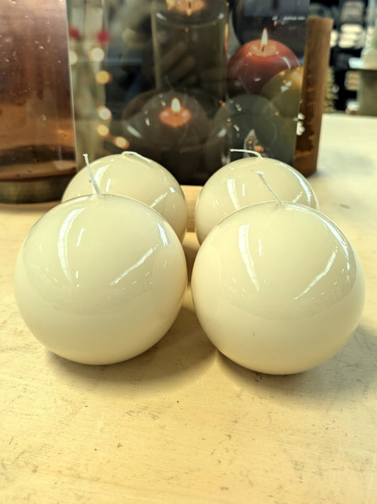 Elegante Hochglanz Stumpenkerze in klassischer Kugelform in Creme Lack. Mit ihrer sehr glatten hochwertigen Oberfläche setzt sie zeitlose Akzente in jedem Raum.