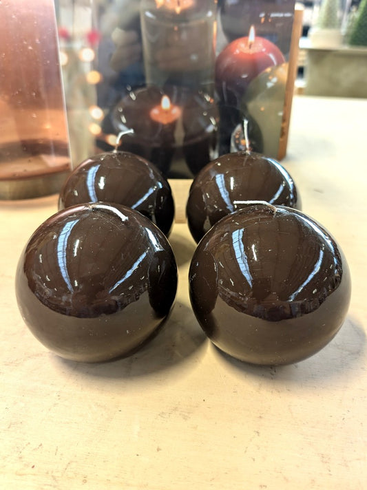 Elegante Hochglanz Stumpenkerze in klassischer Kugelform in Espresso Braun Lack. Mit ihrer sehr glatten hochwertigen Oberfläche setzt sie zeitlose Akzente.