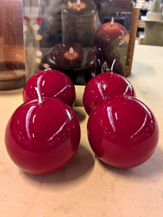 Elegante Hochglanz Stumpenkerze in klassischer Kugelform in Rot Lack. Mit ihrer sehr glatten hochwertigen Oberfläche setzt sie zeitlose Akzente in jedem Raum.