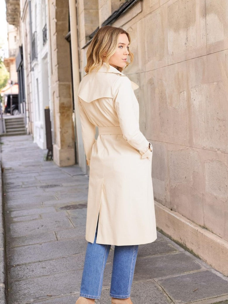 Der lange doppelreihige Trenchcoat Mantel in Creme aus Baumwolle von ATTENTIF kombiniert stilvollen Schnitt und zeitlose Eleganz für anspruchsvolle Damenmode.