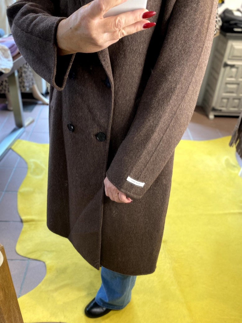 Zeitlose Eleganz mit dem handgefertigten Cashmere Kaschmir Mantel Wollmantel in Dark Coffee Braun von SensUniq - perfekter Tragekomfort, luxuriöse Weichheit!