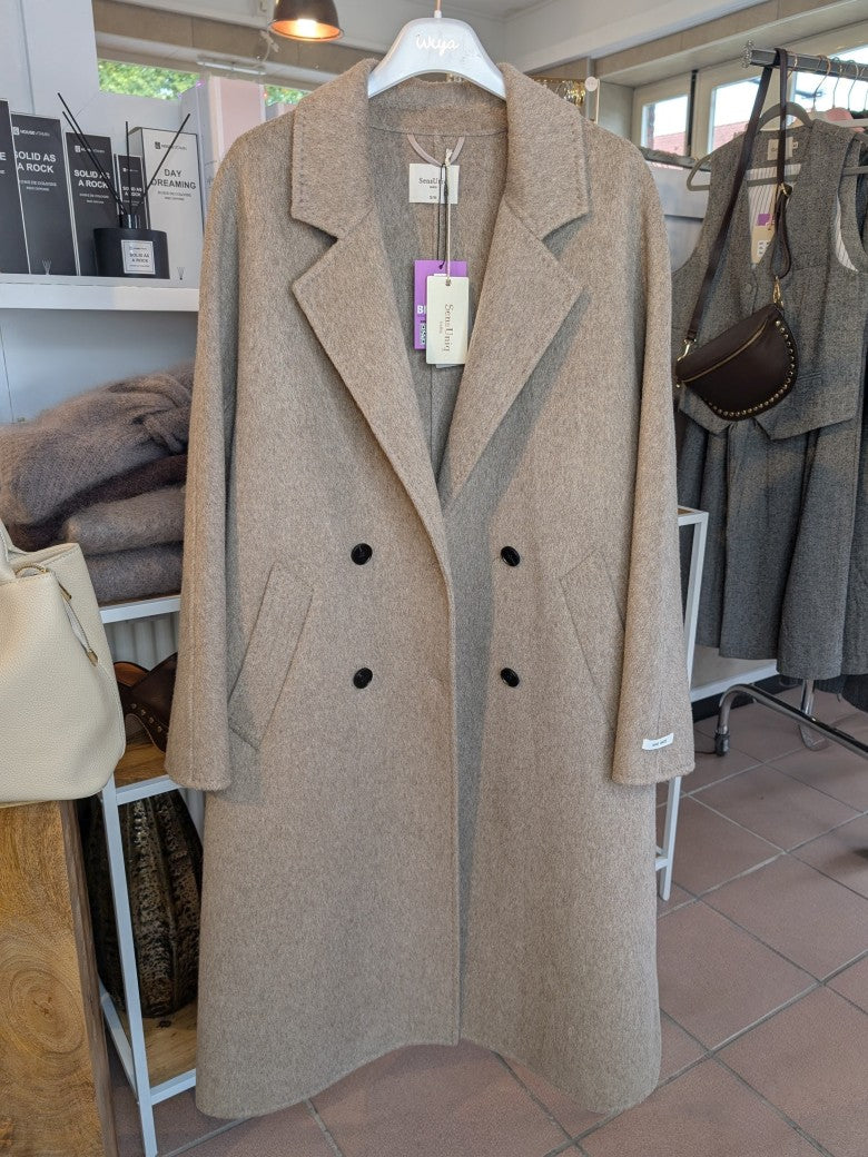 Zeitlose Eleganz mit dem handgefertigten langen Kaschmir Mantel Wollmantel in Taupe von SensUniq - luxuriöse Cashmere Weichheit mit perfektem Tragekomfort!