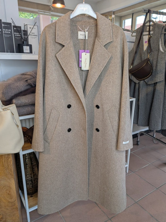 Zeitlose Eleganz mit dem handgefertigten langen Kaschmir Mantel Wollmantel in Taupe von SensUniq - luxuriöse Cashmere Weichheit mit perfektem Tragekomfort!