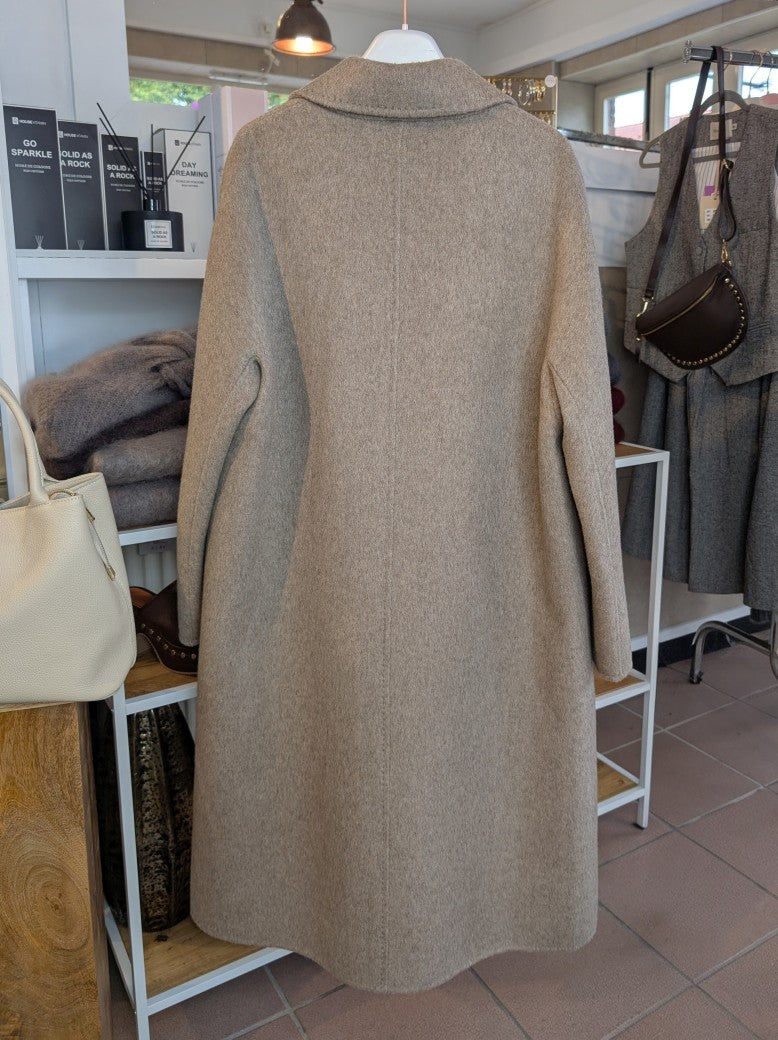 Zeitlose Eleganz mit dem handgefertigten langen Kaschmir Mantel Wollmantel in Taupe von SensUniq - luxuriöse Cashmere Weichheit mit perfektem Tragekomfort!