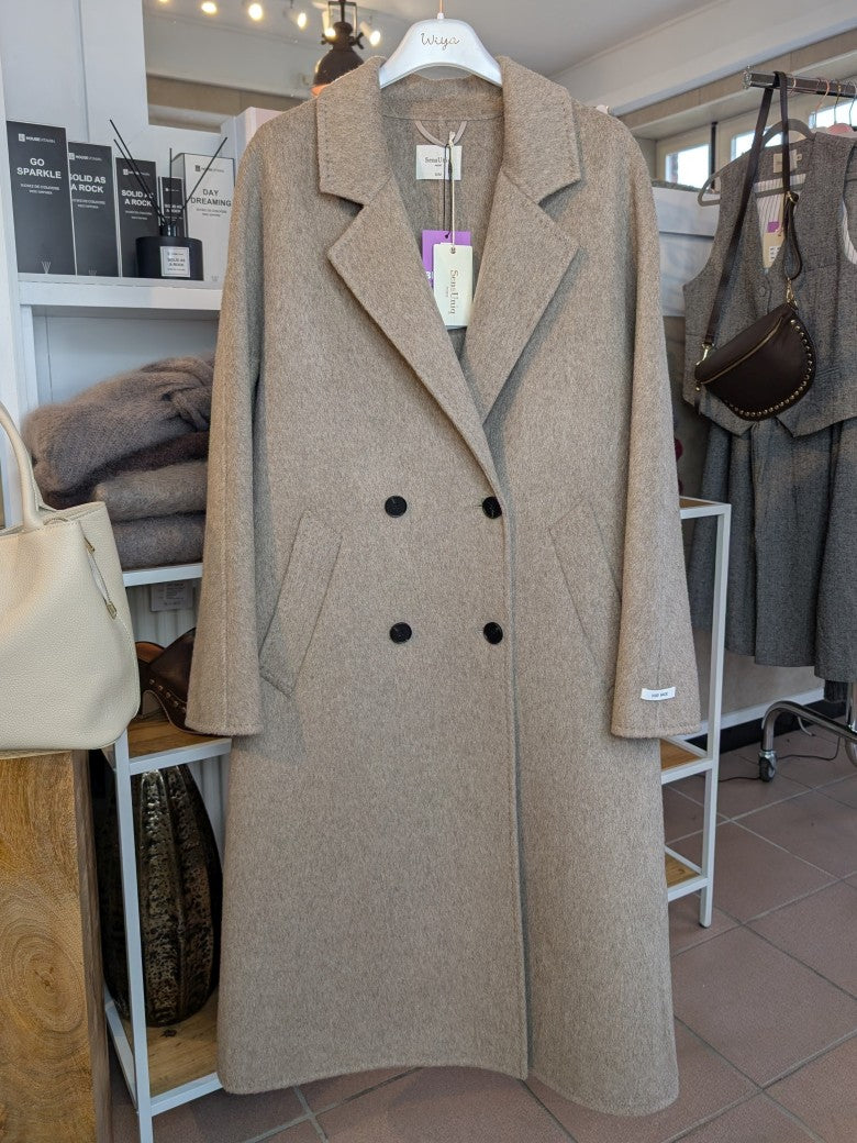 Zeitlose Eleganz mit dem handgefertigten langen Kaschmir Mantel Wollmantel in Taupe von SensUniq - luxuriöse Cashmere Weichheit mit perfektem Tragekomfort!