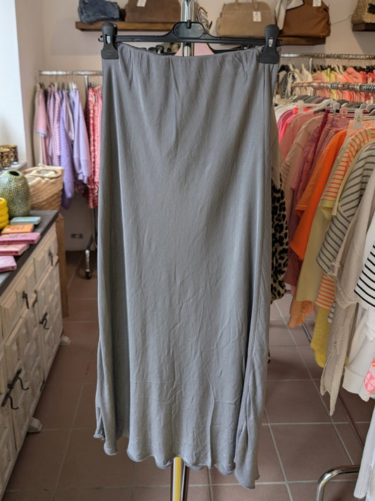 Verleihe deinem Outfit einen Hauch von Eleganz mit diesem langen Satin Rock aus Viskose in Silber Grau. Perfekt für das gewisse Etwas