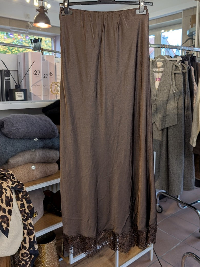 Verleihe deinem Outfit einen Hauch von Eleganz mit diesem langen Satin Rock aus Viskose in Coffee Braun mit brauner Spitze. Perfekt für das gewisse Etwas!