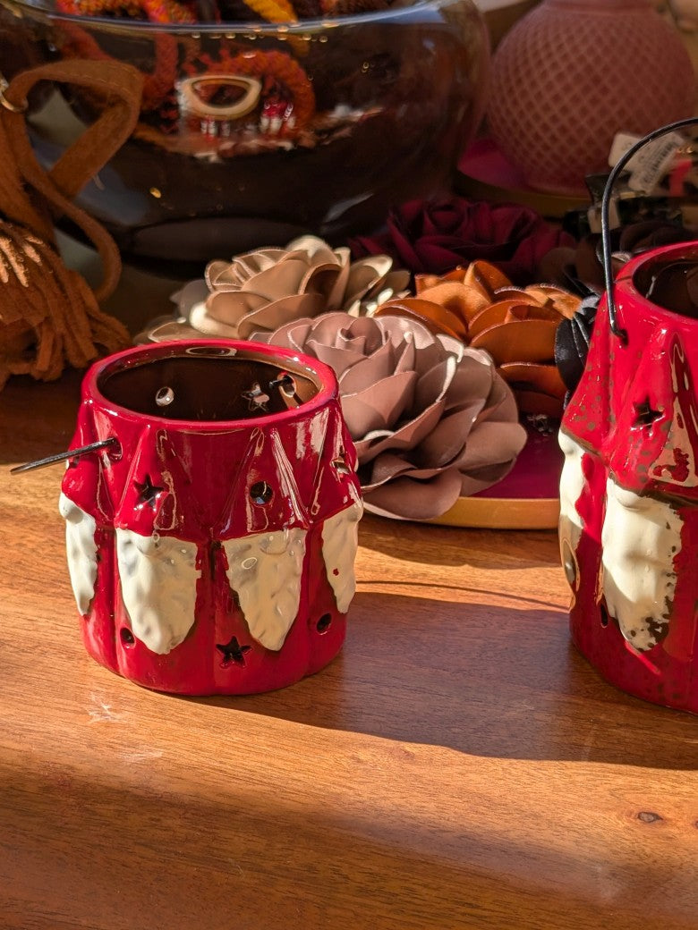 Die Laterne aus roter Keramik bringt weihnachtliche Wärme in jeden Raum. Das festliches Design macht sie zum idealen Dekorationsstück für die Adventszeit!