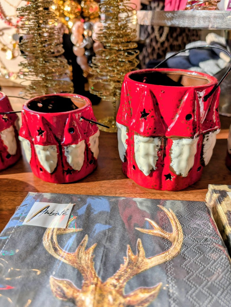 Die Laterne aus roter Keramik bringt weihnachtliche Wärme in jeden Raum. Das festliches Design macht sie zum idealen Dekorationsstück für die Adventszeit!