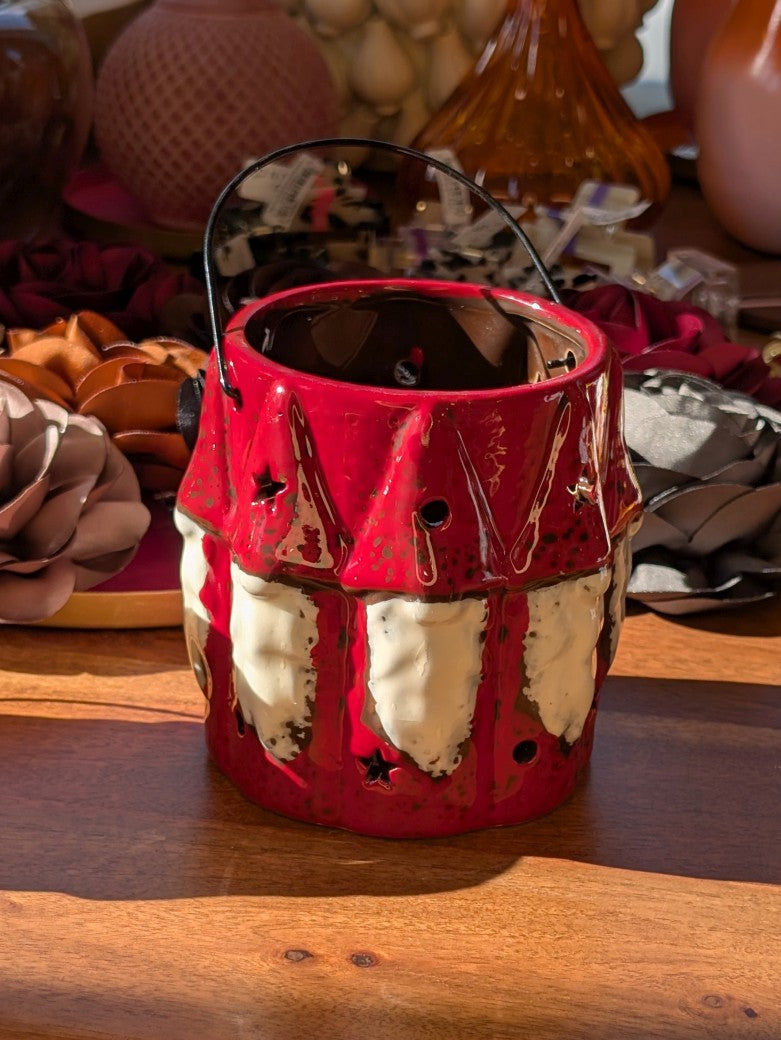 Die mittelgroße Laterne aus roter Keramik bringt weihnachtliche Wärme in jeden Raum - festliches Design als ideales Dekorationsstück für die Adventszeit!