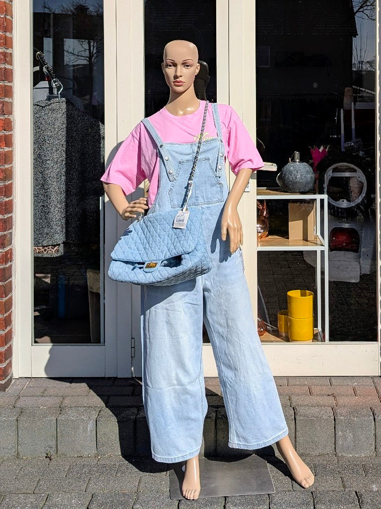 Lassen Sie sich von dieser hellblauen Latzhose in Größe M/L mit klassischen Schnitt und feinem hellblauen Denim-Stoff OHNE Kreuzträger von Gioya begeistern!