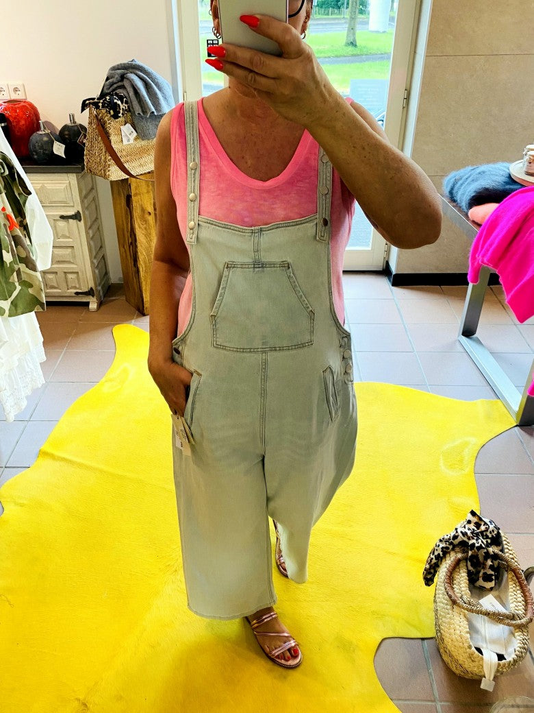 Lassen Sie sich von dieser hellblauen Latzhose in Größe M/L mit klassischen Schnitt und feinem hellblauen Denim-Stoff OHNE Kreuzträger von Gioya begeistern!