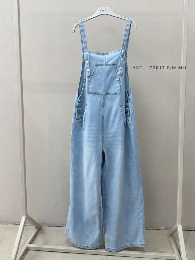 Lassen Sie sich von dieser hellblauen Latzhose in Größe S/M mit klassischen Schnitt und feinem hellblauen Denim-Stoff OHNE Kreuzträger von Gioya begeistern!