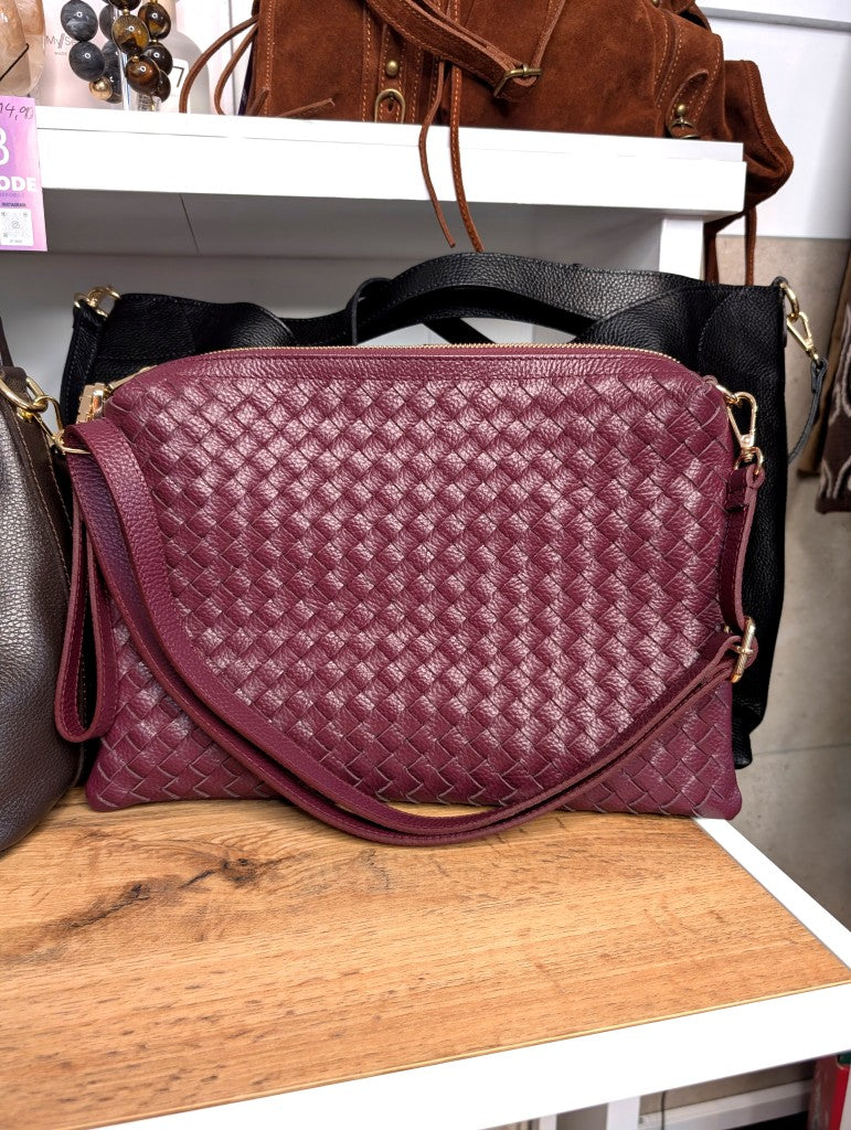 Elegante Ledertasche im zeitlosen Bottega-Veneta-Pouch-Stil mit handgeflochtenem Design in Bordeaux/Rot - Cross-Body-Riemen Handschlaufe Reißverschluss 2 Fächer