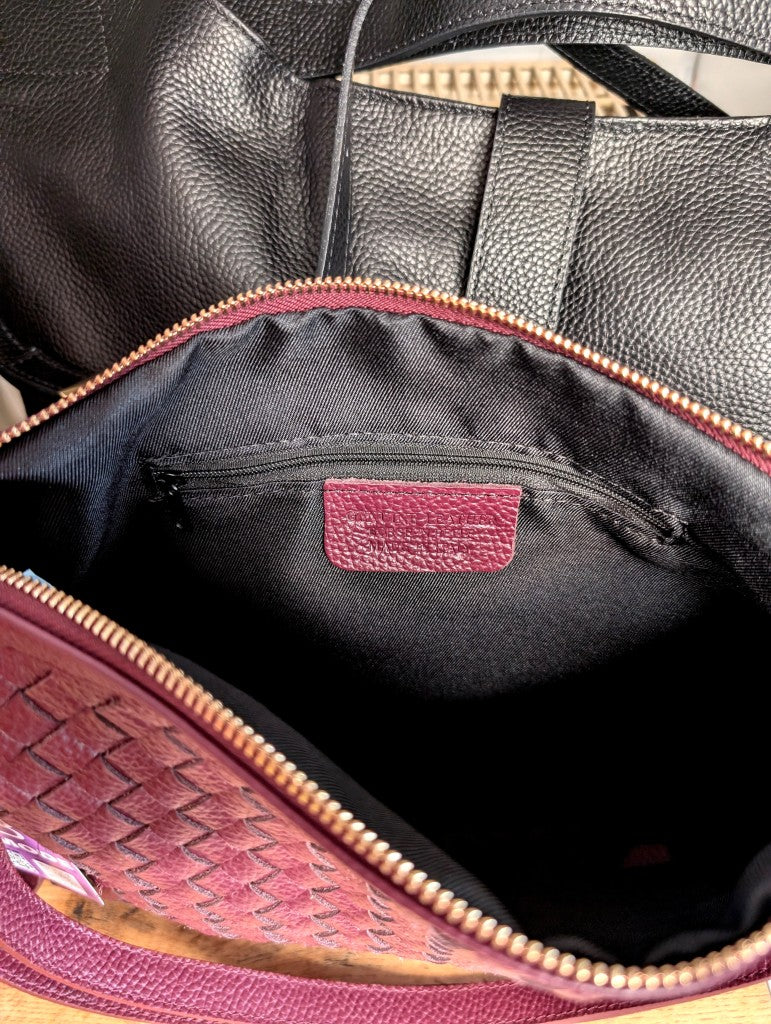 Elegante Ledertasche im zeitlosen Bottega-Veneta-Pouch-Stil mit handgeflochtenem Design in Bordeaux/Rot - Cross-Body-Riemen Handschlaufe Reißverschluss 2 Fächer